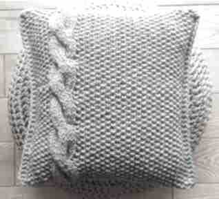 Dekoracyjna poduszka wełniana z pojedynczym, bocznym warkoczem motkovo z wełny