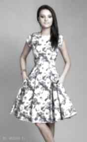 Sukienka, kwiaty - rozkloszowana mini: elegancka letnia