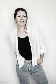 Narzutka damska w kolorze białym swetry hermina na lato, minimalistyczny sweter, pomysł