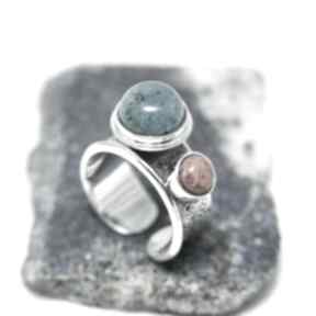 Srebrny pierścionek z kuprytem i koralem anna kaminska regulowany, z kamieniami - prezent