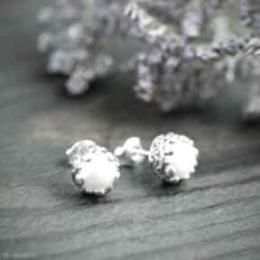 Srebrne sztyfty w ozdobnej oprawie, kolczyki perłowym oczkiem pracownia bellart z perłami