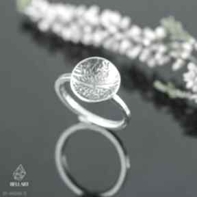 Srebrny pierścionek z listkami pracownia bellart - roślinny wzór, nowoczesny