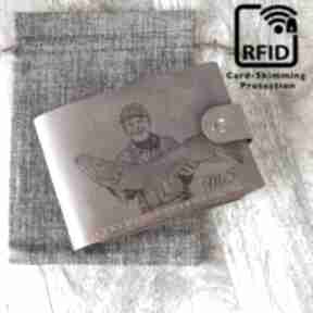 Prezent dla wędkarza portfel z rfid na 11 kart id luniko leather goods z grawerem, skórzany