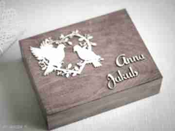 Drewniane pudełko na obrączki - serce z gołąbkami księgi gości biala konwalia, ślub