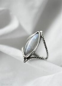 Srebrny pierścień z kamieniem księżycowym dziki krolik boho