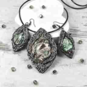 "magiczne drzewo" - komplet biżuterii z pięknie mieniącymi się kamieniami z żywicy