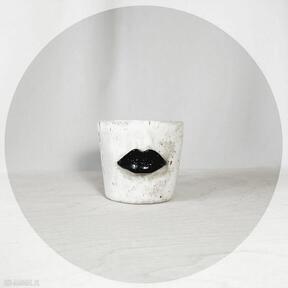 Honorata - kubeczek czarne usteczka pojemność 210 ml kubki palcik, kubek z ustami, ceramika