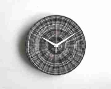 Brązowy zegar ścienny z ekologicznej wikliny zegary studio blureco wiklinowy na ścianę