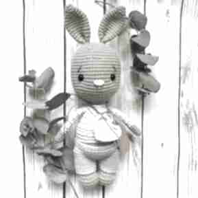Beżowy króliczek eryczek w błękitnych spodenkach maskotki miedzy motkami babyshower, urodziny