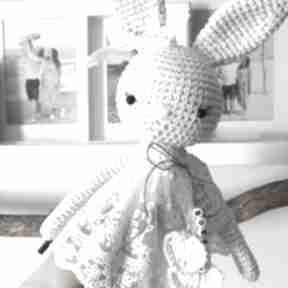 Królisia nela - duży szydełkowy króliczek w koronkowej sukience maskotki miedzy motkami