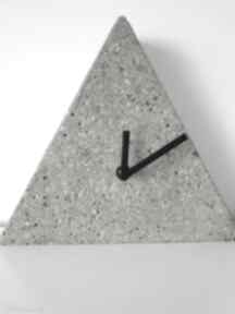 Zegar stojący z betonu, loft trójkatny zegary teslatimestudio