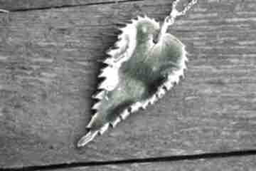 Ceramiczny wisior liść pokrzywy "moira" wisiorki gliniana koniczynka, bizuteria botaniczna
