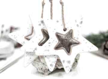 ceramiczne gwiazdy: bombki: białe choinkowe ozdoby na choinkę dekoracje