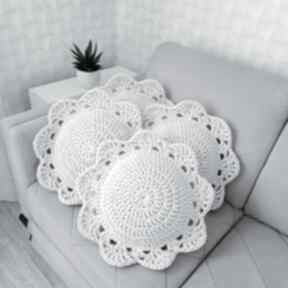 Poduszki dekoracyjne ze sznurka na kanapę: okrągłe szydełkowe, do salonu