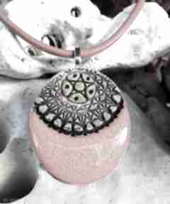 Ceramiczny wisiorek na rzemieniu jubilerskim biżuteria autorska gaia ceramika kolorowy