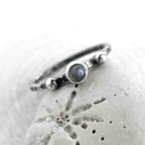 Dot srebrny pierścionek z labradorytem miechunka, metaloplastyka srebro, z baśniowy