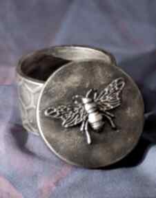 Rzeźba z gipsu - zamykane pudełko okrągłe z pszczołą na wieczku