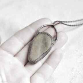 Serce rzeki - wisior z kamieniem rzecznym naszyjniki pracownia miedzi na łańcuszku, surowy