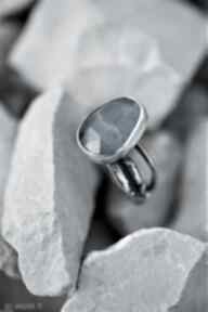 Akwamaryn, srebro oksydowane: szlifowany srebrny pierścionek niegegularny - biżuteria z dziki
