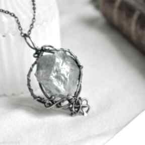Aura kwarc - wisior z miedzi i kryształu na łańcuszku naszyjniki pracownia kwarcem, z biżuteria