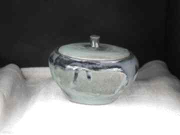 Turkusowo niebieski pojemnik z przykrywką ręcznie toczony, zdobiony dwoma szkliwami ceramika