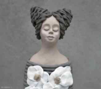 ceramika Dziewczyna w białych kwiatach, rzeźba ceramiczna,