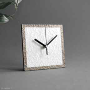Minimalistyczny zegar z metalicznym akcentem zegary studio blureco, kwadratowy stojący
