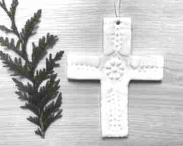 Koronkowy krzyżyk w bieli dekoracje ceramika ana krzyż, ceramiczny