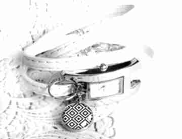 Zegarek damski na pasku skórzanym z zawieszką - czarno biały zegarki gala vena, delikatny