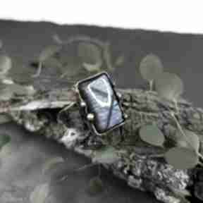 Kropla rosy - pierścień z labradorytem VIVI art prostokątny, w paski, kamień naturalny
