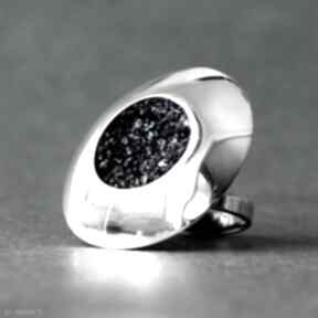 Duży srebrny pierścień z minerałem, regulowany pierścionek druzami karborundu shambala