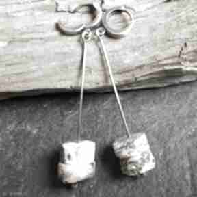 Minimalistyczne kolczyki srebrne z surowym bursztynem treendy wiszące, długie - na prezent