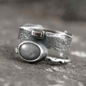 Szafir, srebro, złoto - oksydowany pierścionek atelier4 i, z szafirem - szeroki