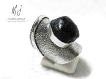 Unikatowy srebrny pierścionek z granat regulowany monika piankowska bransoleta ze srebra