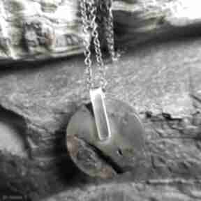 Minimalistyczny naszyjnik ze srebra i surowego bursztynu treendy bursztyn bałtycki
