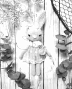 Królisia monika - beżowy króliczek w koronkowej sukience maskotki miedzy motkami chrzciny, baby