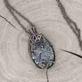 Naszyjnik z niebieskim agatem titanum v2 naszyjniki ladyc błyszczący, na prezent dla niej