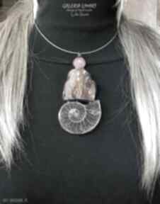 Bursztyn i skamielina amonit z madagaskaru niezwykły wisior handmade prezent dla kochającej
