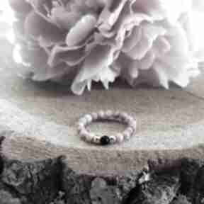 Pierścionek z rodonitem i onyksem - cherry blossom V reveal elastyczny, z kamieniami, na gumce