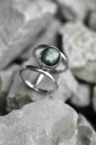 Pierścień na podwójnej obrączce dziki królik labradoryt, srebro - srebrny pierścionek