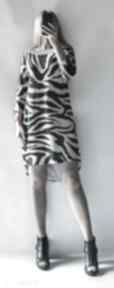 Sukienka zebra dłuższym tyłem bellafeltro, drukowana, na karczku, elegancka, asymetryczna