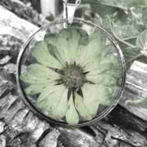 Wiosenny wisior w cynowej ramce z367 herbarium jewelry okrągły, z kwiatami, prezent dla mamy