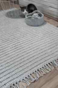 Szary dywan z artsznurkigm z frędzlami