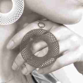 Ażurowy naszyjnik w kształcie koła dike c708 artseko długi, okrągły wisior, złocisty