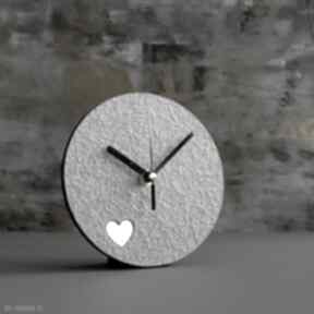 Szary zegar z sercem dla ukochanej osoby zegary studio blureco minimalistyczny, stylowy