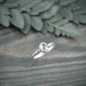 Srebrny pierścionek flora z różowym turmalinem, oczkiem pracownia bellart delikatny