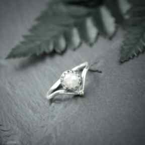 Srebrny pierścionek w kształcie V z opalem etiopskim i złotą kulką, oczkiem pracownia bellart