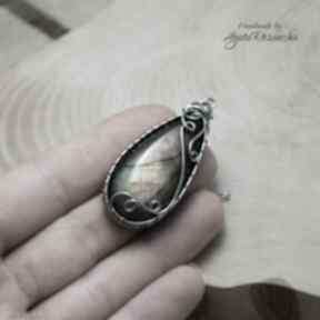 Wisiorek z labradorytem, wisior, wire wrapping, stal chirurgiczna agata rozanska