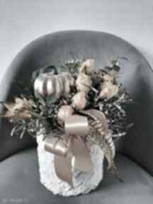 Flowerbox jesienny herbaciane róże dekoracje delphinium, stroik z dynią