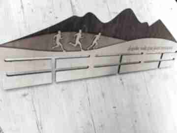 Duży na drewniany personalizowany góry, biegacz, 70x22cm wieszaki art grawka medale, maraton